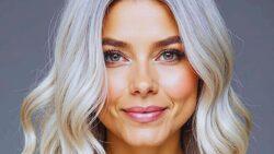 Goodbye hair dyes : the new trend that covers grey hair and helps you look younger